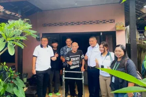 Setelah 6 Tahun Pakai Kursi Roda, Warga Gianyar Dapat Kaki Palsu Daur Ulang.