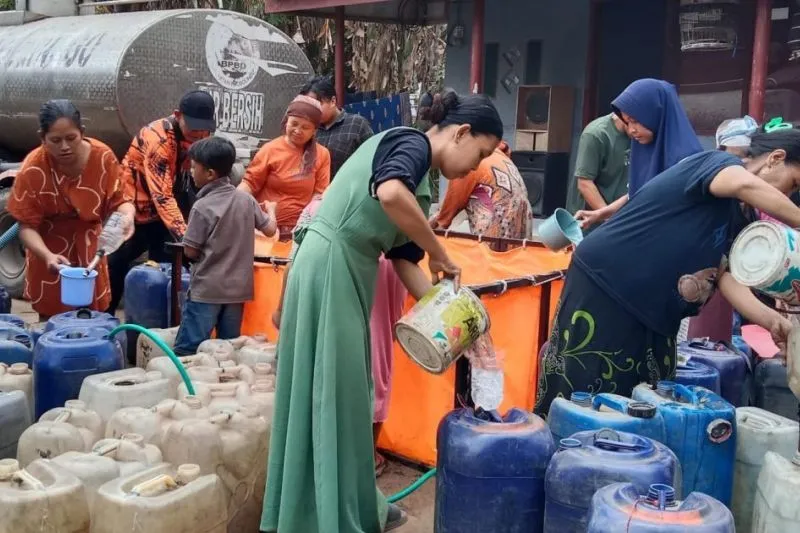 BPBD Probolinggo Kirim 12.000 Liter Air ke Desa Terdampak...