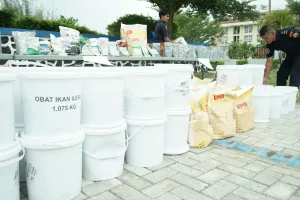 KKP Musnahkan 1 Ton Pakan & Obat Ikan Ilegal di Banda Aceh, 15 Alat Tangkap Perusak Laut Dibakar