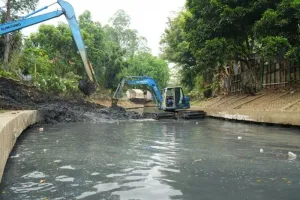 Antisipasi Banjir, Sudin SDA Jakarta Barat Keruk 45 Ribu Meter Kubik Sedimen Kali Grogol