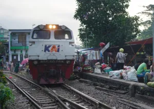 Batu Sengaja Ditaruh di Rel...