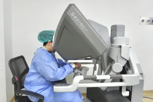 Bedah Robotik Bukan Operasi oleh Mesin, Dokter Tetap Memegang Kendali
