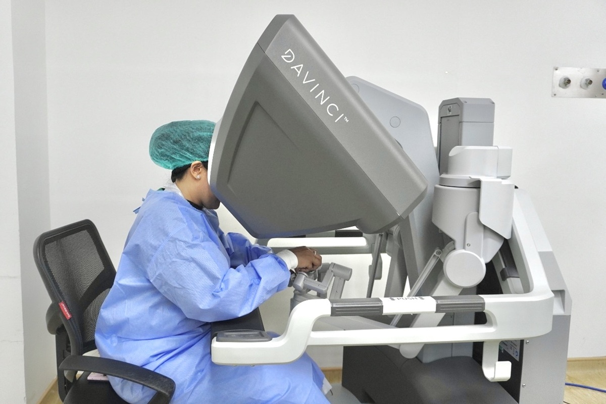 Bedah Robotik Bukan Operasi oleh Mesin, Dokter Tetap Meme...