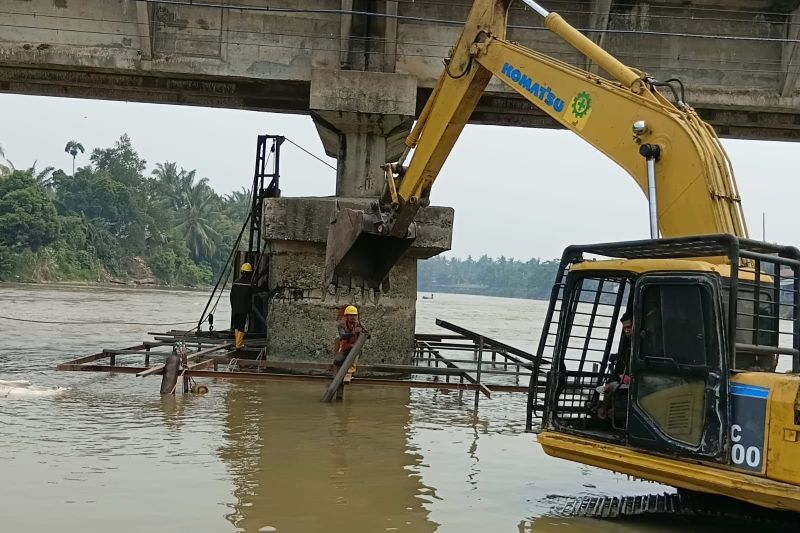 Dinas Pekerjaan Umum Provinsi Riau Perbaiki Jembatan Ujungbatu di Rokan Hulu 