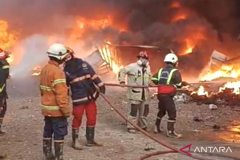 Kebakaran Melanda Gudang Plastik di Cikarang Timur, 7 Armada Damkar DIkerahkan 