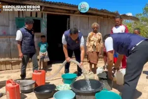 Kesulitan Air, Polda NTT Berikan Ribuan Liter Air Bersih ke Warga Timor Tengah Selatan