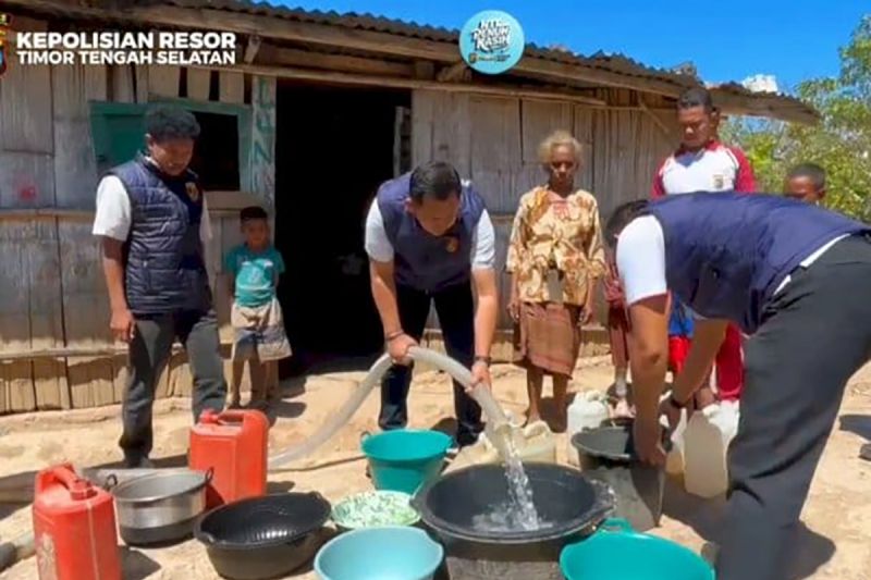 Kesulitan Air, Polda NTT Berikan Ribuan Liter Air Bersih ke Warga Timor Tengah Selatan