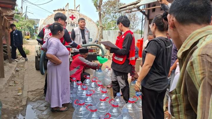 PMI Kota Tangerang Salurkan Bantuan 5.000 Liter Air Bersi...