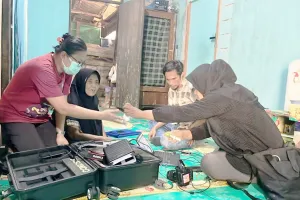 Tak Ada Kata Libur, Disdukcapil Palangka Raya Datangi Rumah Lansia Sakit Demi KTP-el