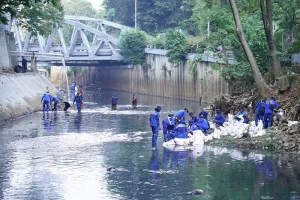 Bersihkan Kali Krukut, TelkomGroup Libatkan Karyawan dan Masyarakat
