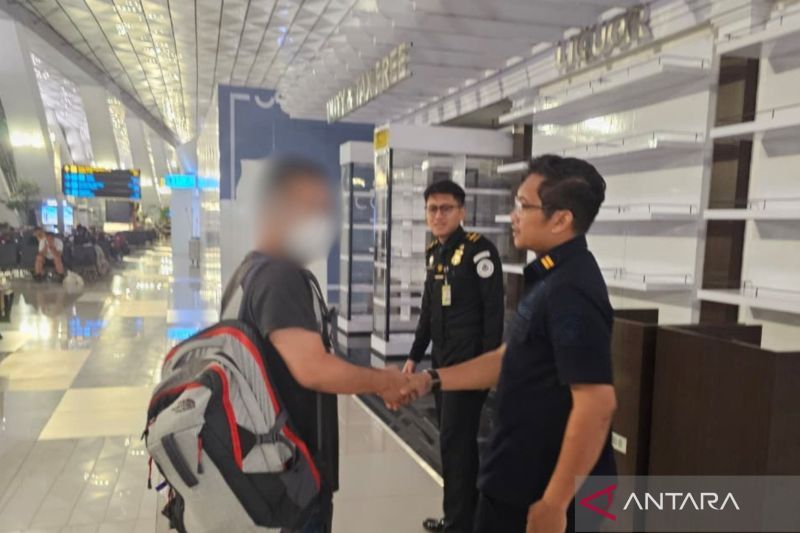 Imigrasi Tanjung Jabung Barat Deportasi WNA Filipina kare...