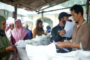 Penyaluran Bantuan Beras kepada Masyarakat Kurang Mampu di Natuna