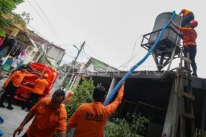 Atasi Kekeringan, BPBD Jakarta Selatan Salurkan 44.000 Liter Air Bersih 
