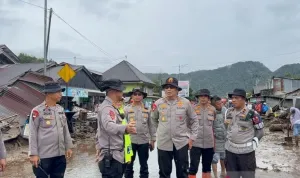 Banjir Bandang Solok Terjang Jalan Utama, Kapolda Kerahkan 300 Personel