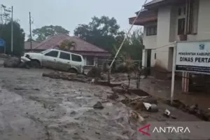 Banjir Bandang Terjang Arosuka, Kantor Pemerintah dan Rumah Warga Terdampak.