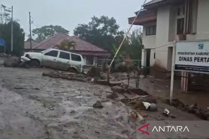 Banjir Bandang Terjang Arosuka, Kantor Pemerintah dan Rum...