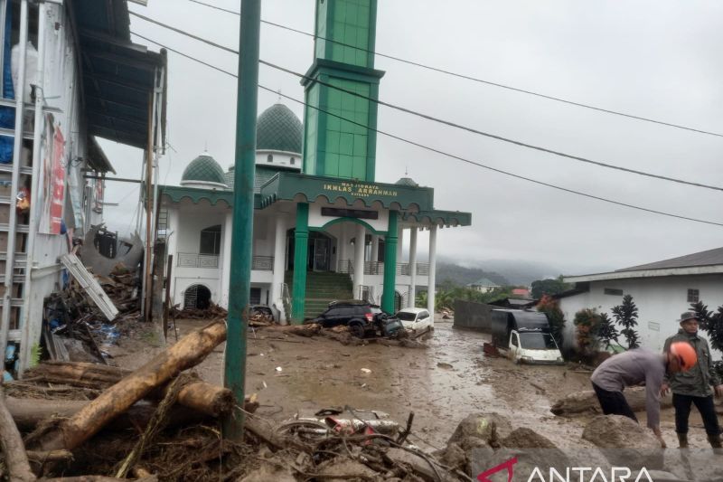 Banjir Bandang Terjang Arosuka, Rumah Dinas Wakil Bupati ...