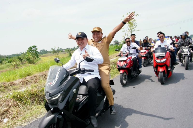 Bukan dengan Mobil Dinas, Dudung Naik Motor Masuk Persawahan Deli Serdang untuk Mengecek Saluran Irigasi