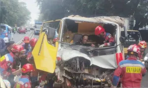 Dramatis! Detik-detik Petugas Gulkarmat Evakuasi Sopir Truk Tanah Terjepit Tabrak Truk Fuso di Jalan Raya Bogor