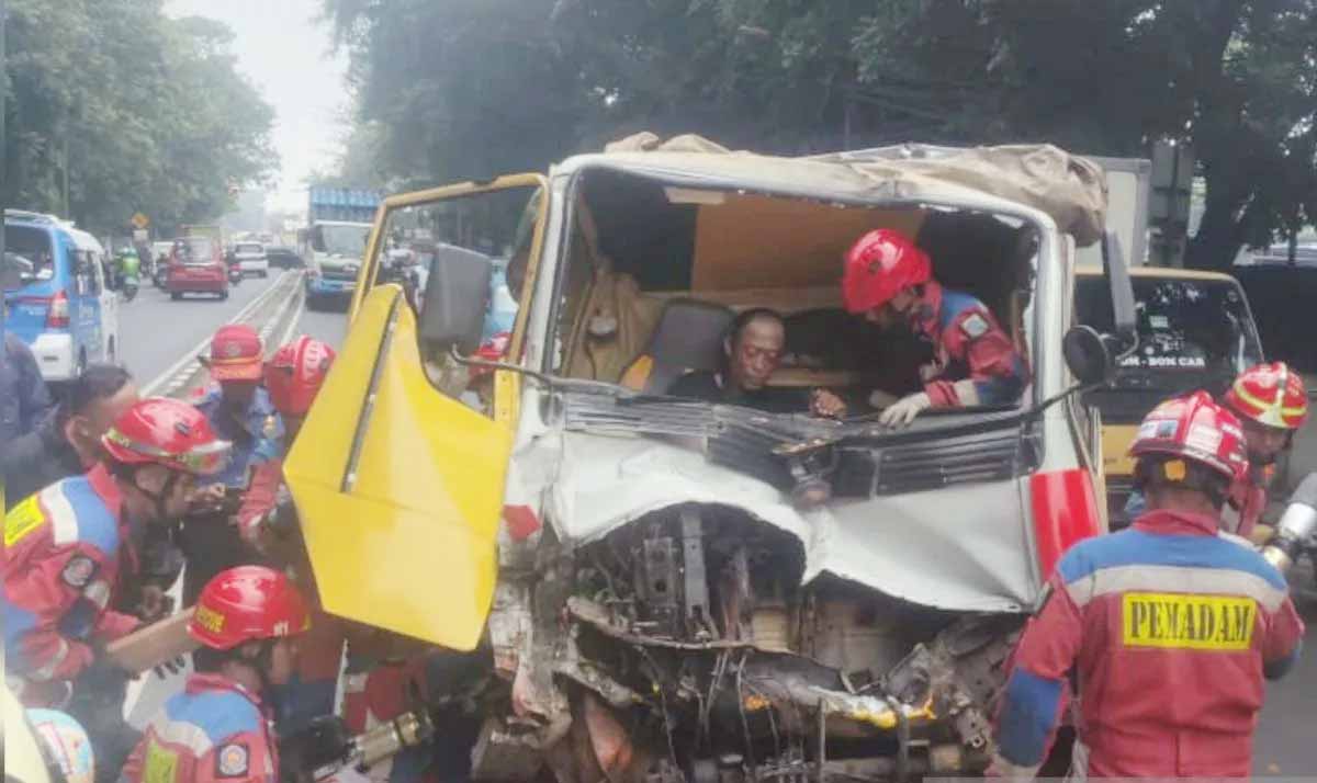 Dramatis! Detik-detik Petugas Gulkarmat Evakuasi Sopir Tr...