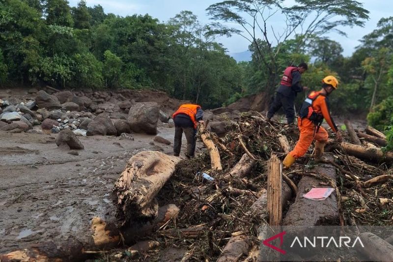 Dua Warga Hilang Usai Banjir Bandang Solok, Tim SAR Padan...