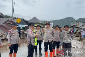 Kapolda Sumbar Turun Tangan, Pastikan Penanganan Dampak Banjir Bandang Solok Maksimal.