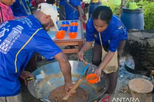 Pelatihan Warga Uriemi Mengolah Nipah Jadi Gula Merah