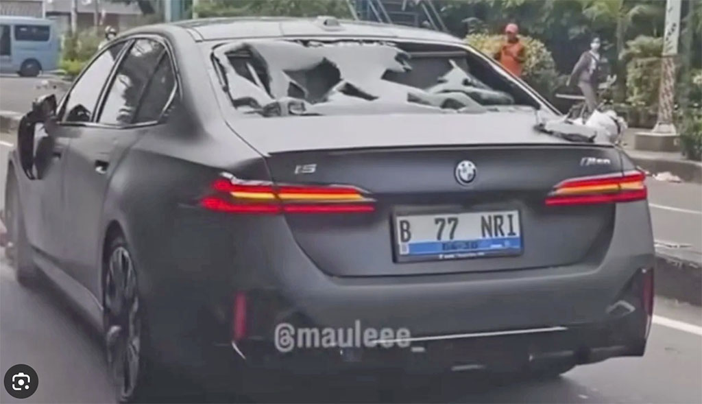 Pemobil BMW di Meruya Kabur Setelah Tabrak Secara Ugal-ugalan Sederet Pemotor