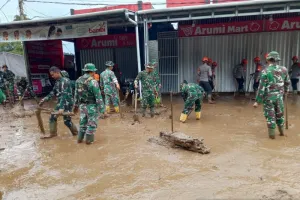 Ratusan Personel TNI Dikerahkan Tangani Banjir Bandang dan Longsor di Arosuka Solok.