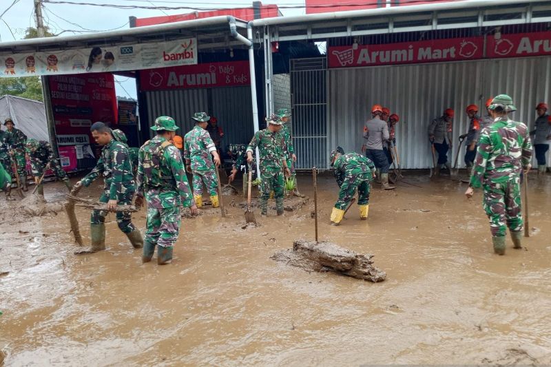 Ratusan Personel TNI Dikerahkan Tangani Banjir Bandang da...