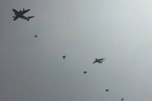 Latihan Bersama: Prajurit TNI AU Lakukan Uji Coba Terjun Payung dari Pesawat A400M