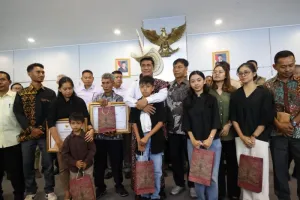 Mentan Amran Beri Beasiswa dan Santunan untuk Keluarga 3 ASN Jayawijaya.