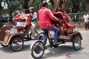 190 Tukang Becak Lansia di Bekasi Dapat Becak Listrik Gratis dari Presiden Prabowo