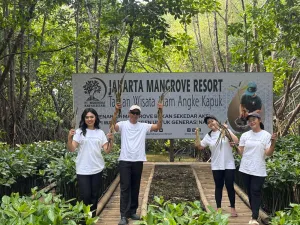 Hotel Ciputra Jakarta Tanam Mangrove di TWA Angke Kapuk Rayakan HUT ke-33