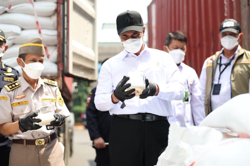 Mentan Amran: Beras Ilegal Harus Diberantas, 115 Juta Petani Dirugikan.