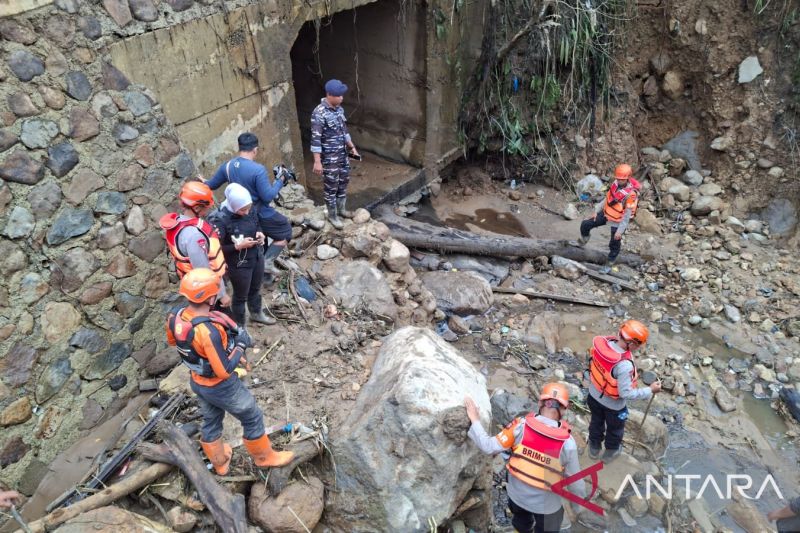 SAR Gabungan Lanjutkan Pencarian Korban Banjir Bandang Solok Sumatera Barat.