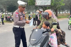Kabut Asap Belum Reda, Polres Natuna Bagikan 1.500 Masker ke Masyarakat