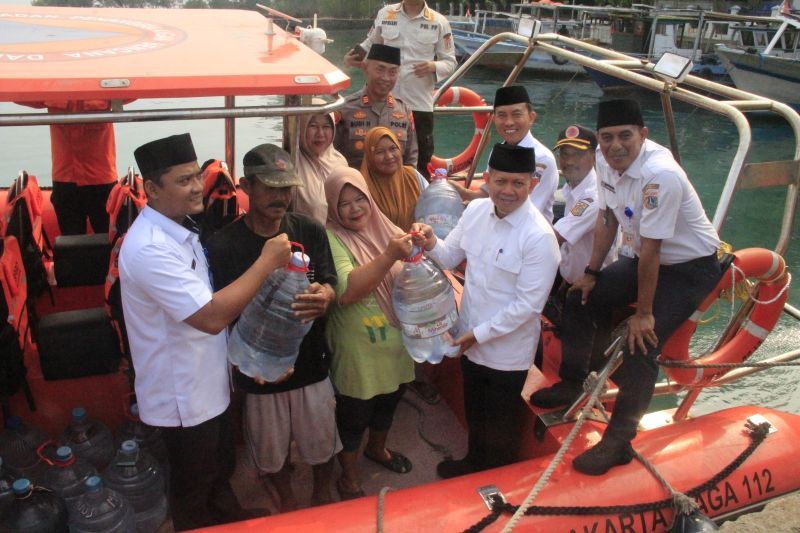 Pemkab Kepulauan Seribu Fasilitasi Pengangkutan Air Bersih Warga Antarpulau