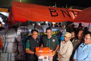 Pemkab Padang Pariaman Salurkan Bantuan untuk Korban Banjir Bandang Solok.