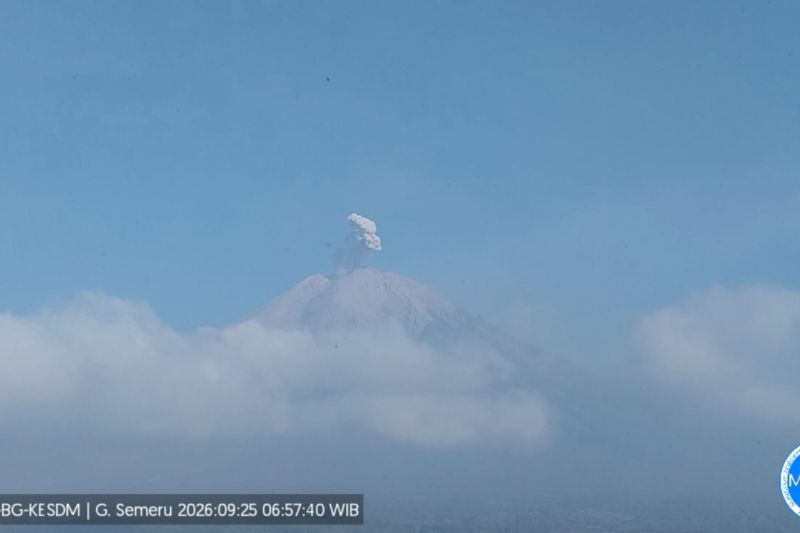 Gunung Semeru Dua Kali Erupsi, Warga Diminta Waspadai Awa...