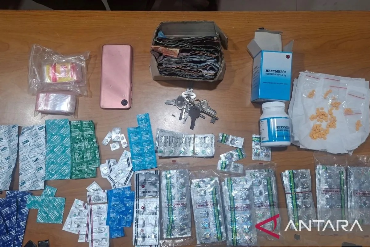 Polisi Gerebek Toko Kelontong di Kemayoran, Ribuan Obat K...
