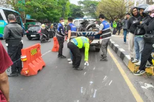 Truk Hantam Sepeda Motor di Bundaran Cibiru Bandung, Satu Orang Tewas