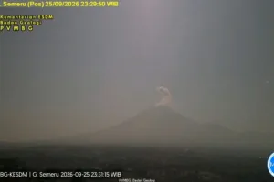 Gunung Semeru Erupsi Terus Menerus Jumat Malam, Warga Diminta Waspada