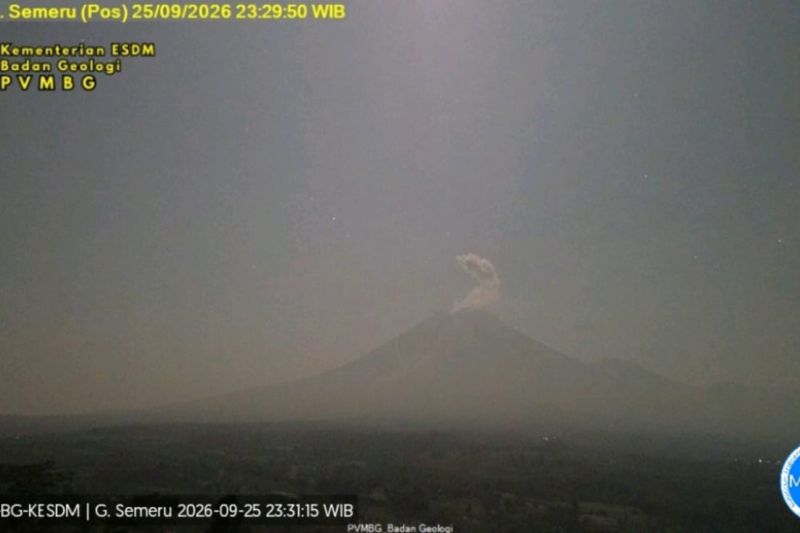 Gunung Semeru Erupsi Terus Menerus Jumat Malam, Warga Dim...