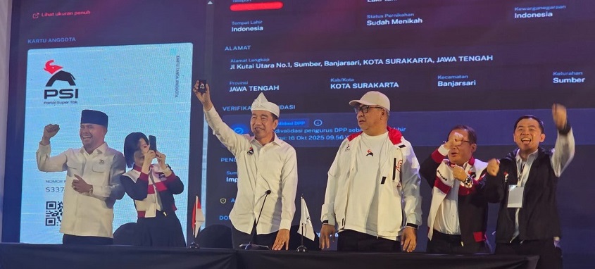 Jokowi Pamerkan Kartu Anggota PSI