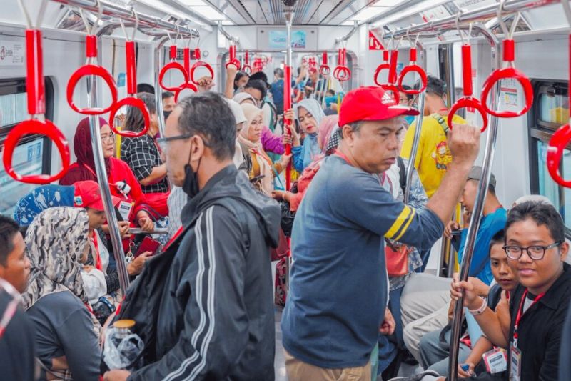 Makin Dilirik Warga Ibu Kota, Penumpang LRT Jakarta Capai...