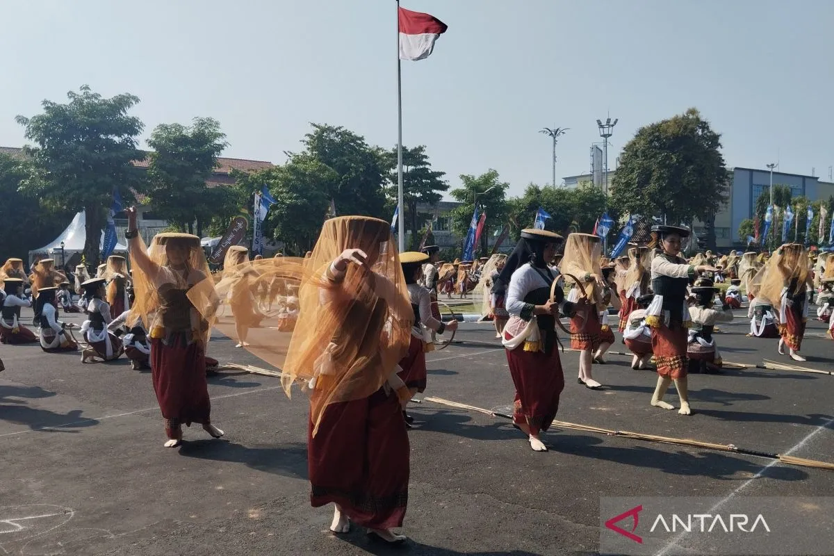 Mengejutkan! 670 Penari Caping Kalo Khas Kudus Berhasil U...