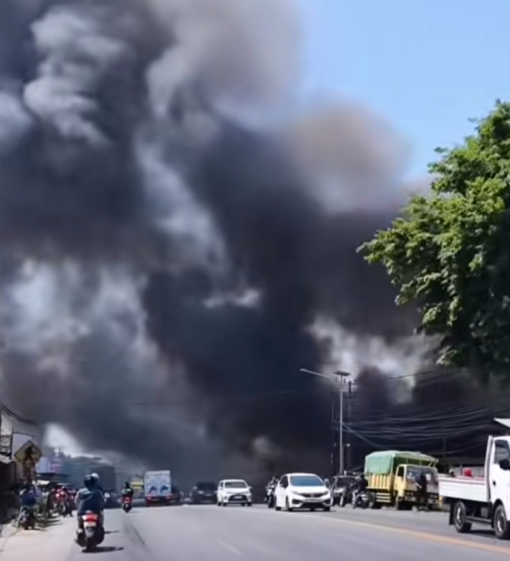 Pasar Kepulungan Gempol Terbakar, Asap Hitam Ganggu Jalur...