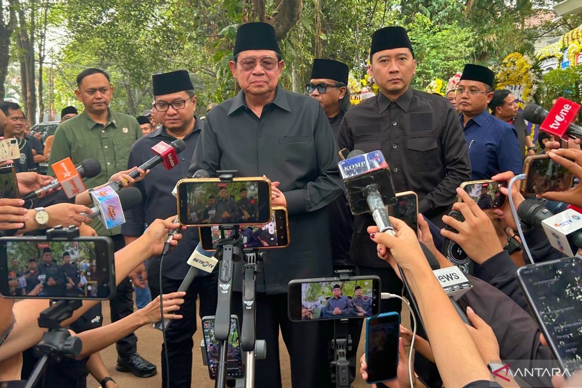 Berduka, SBY Kenang Guruh Saat Menyumbang Lukisan Bersama...