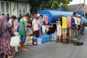 Kekeringan, Warga Banjarmasin Antre Demi Air Bersih Bantuan Dinsos Kalsel 